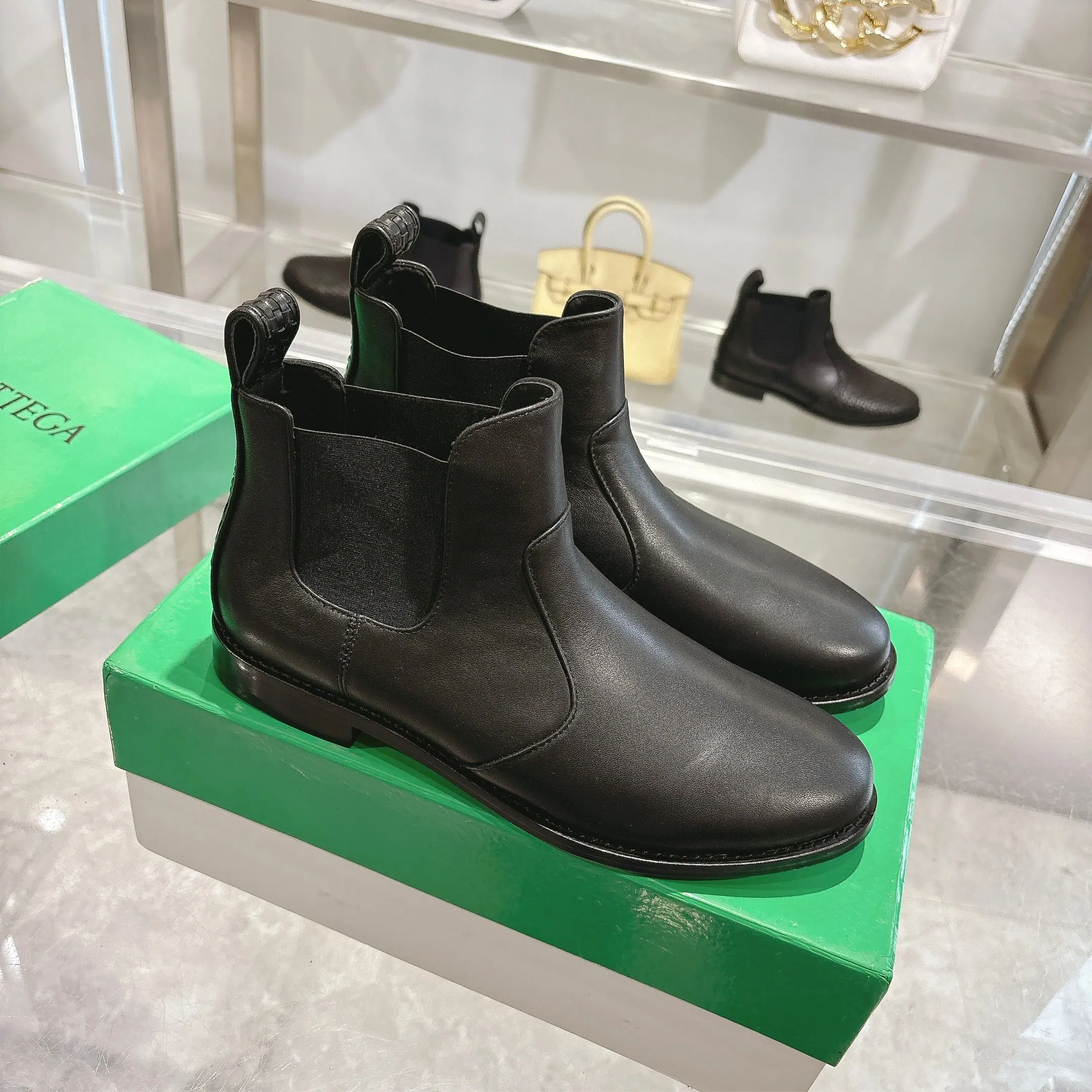 [BV] Top P:980💰Size for couples: Female 35-39 Male 39--44 (Female 40. Male 38.45.46.47 customization is not returnable) [Note‼ ️] Add 💰 to size 46, add 20💰 to size 47, Bottega Veneta 2025 autumn and winter counter synchronized style Bottega Veneta small round toe short boots, high mercerized cow velvet, solid color cow lining! Leather outsole! A one-to-one replica of the original! Fine workmanship! quality assurance!